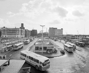 856213 Gezicht op het streekbusstation op het zuidelijke deel van het Stationsplein te Utrecht, met links op de ...